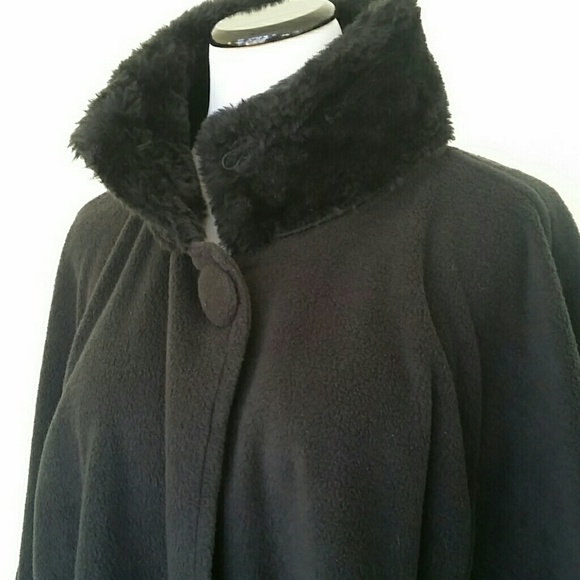 Faux fur collared black chic cape in women. - Picture 2 of 8